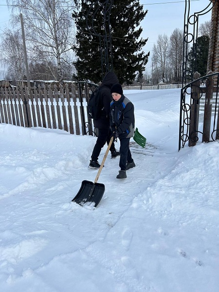 УБОРКА СНЕГА У ЦЕРКВИ.