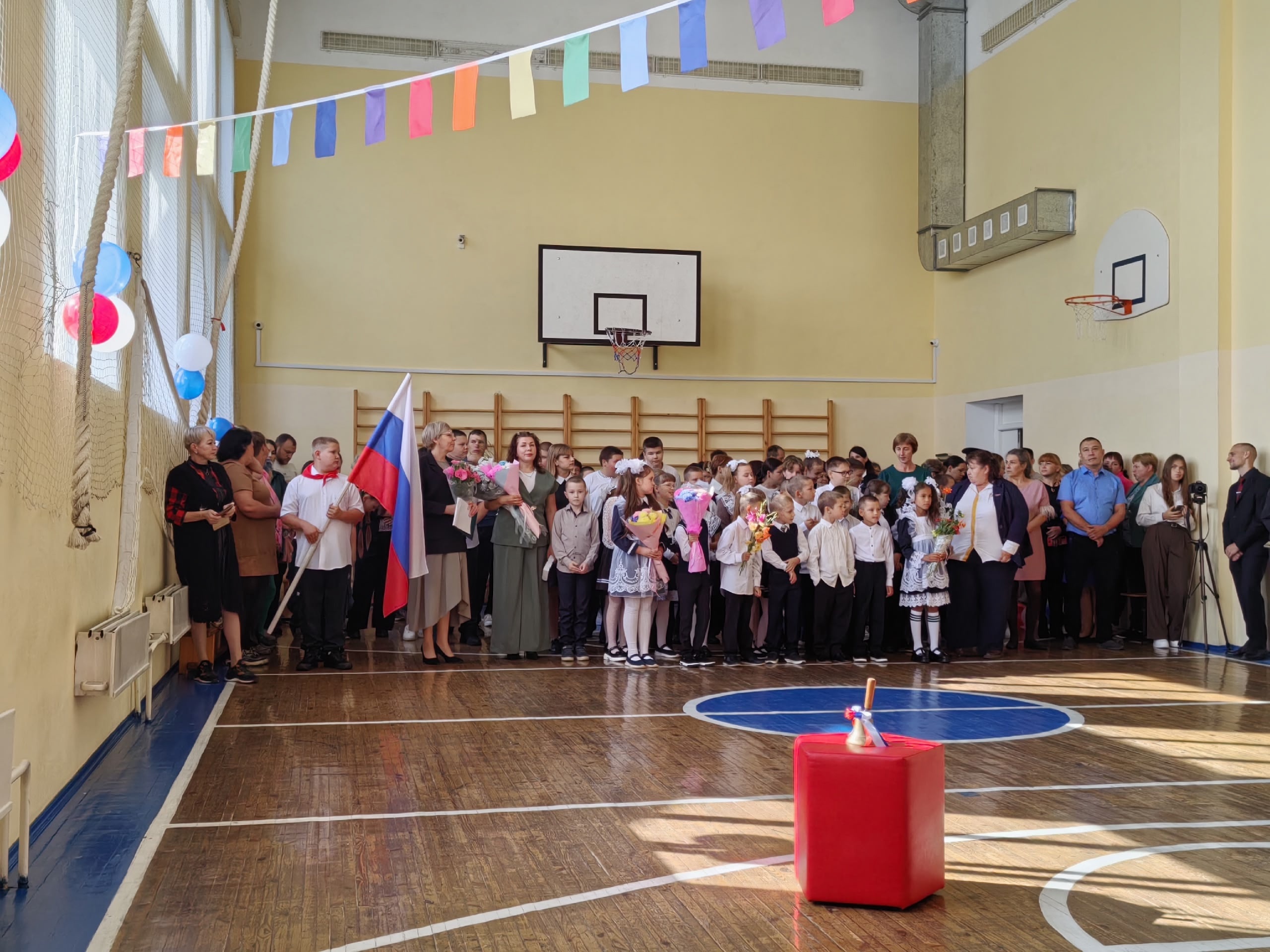 Торжественная линейка, посвященная Дню знаний.